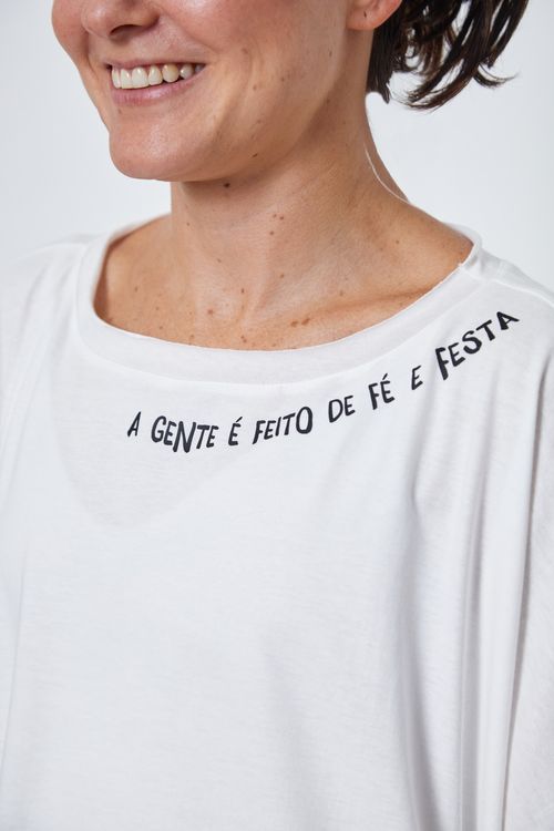 Blusa Malha Soltinha com Bolso e Frases FÉ E FESTA