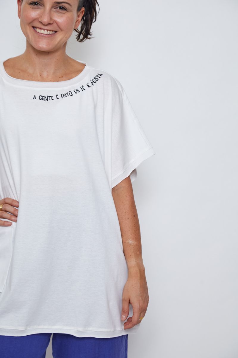 BLUSA_MALHA_SOLTINHA_COM_BOLSO_E_FRASES_FE_E_FESTA_ROU2325_PAPEL_CRAFT_3