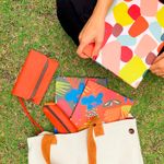 AGENDAS_SEMANAIS_FLORAL_70_LARANJA_E_CINZA_FLOCOS_CARTEIRA_E_ESTOJO_COURO_TERRACOTA_MAXI_BOLSA_LONA_LISA_FORRO_ESTAMPADO_CINZA_CLARO_PAPEL_CRAFT