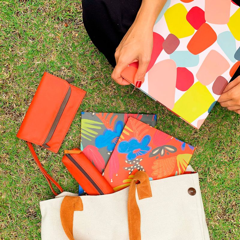 AGENDAS_SEMANAIS_FLORAL_70_LARANJA_E_CINZA_FLOCOS_CARTEIRA_E_ESTOJO_COURO_TERRACOTA_MAXI_BOLSA_LONA_LISA_FORRO_ESTAMPADO_CINZA_CLARO_PAPEL_CRAFT