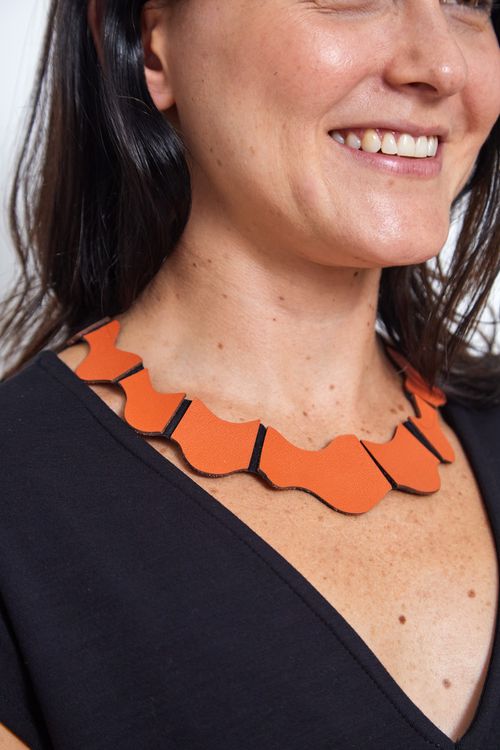 Colar Couro Deixa Fluir LARANJA
