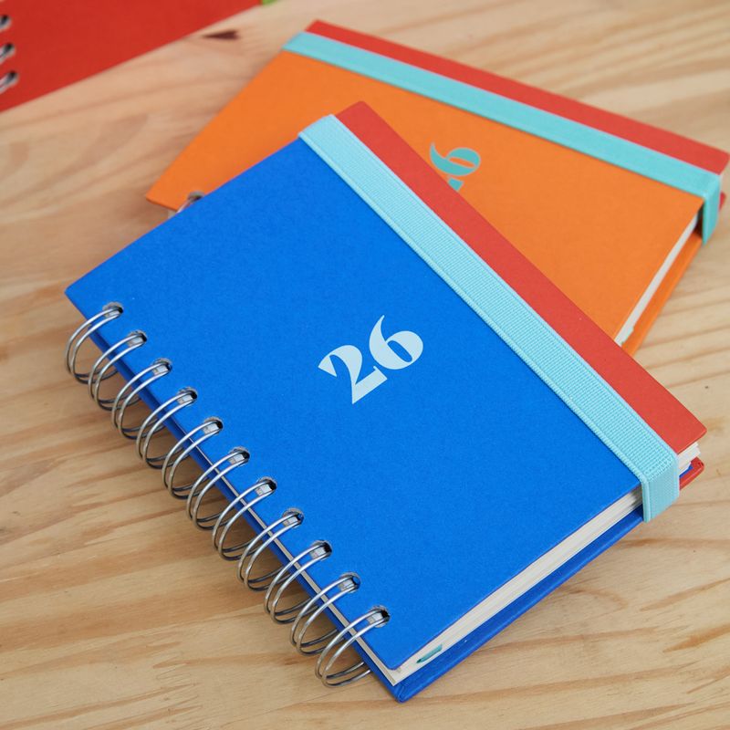 AGENDA_DIARIA_LUXO_GARRA_SIRIO_COLOR_2026_AZUL_COM_VERMELHO__AG1844_PAPEL_CRAFT_2