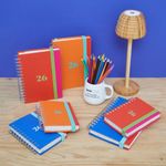 AGENDA_DIARIA_LUXO_GARRA_SIRIO_COLOR_2026_LARANJA_COM_VINHO_AG1844_PAPEL_CRAFT_2
