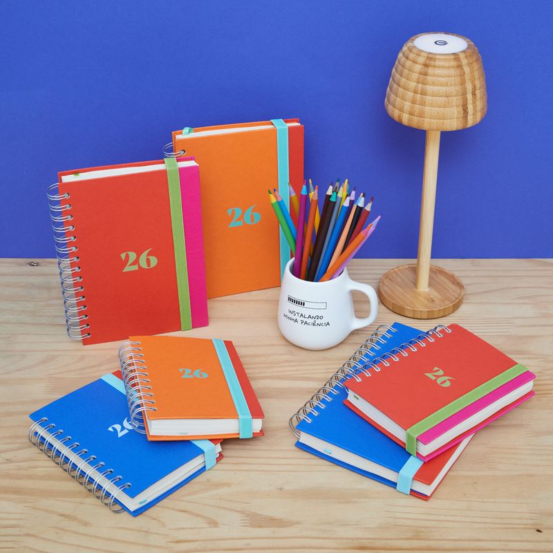 AGENDA_DIARIA_LUXO_GARRA_SIRIO_COLOR_2026_LARANJA_COM_VINHO_AG1844_PAPEL_CRAFT_2