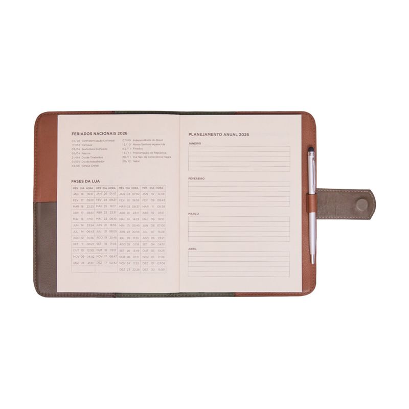 AGENDA_SEMANAL_COURO_LINGUETA_15_5_X_21_COM_CANETA_2026_MOGNO_MILITAR_AG1857_PAPEL_CRAFT_05