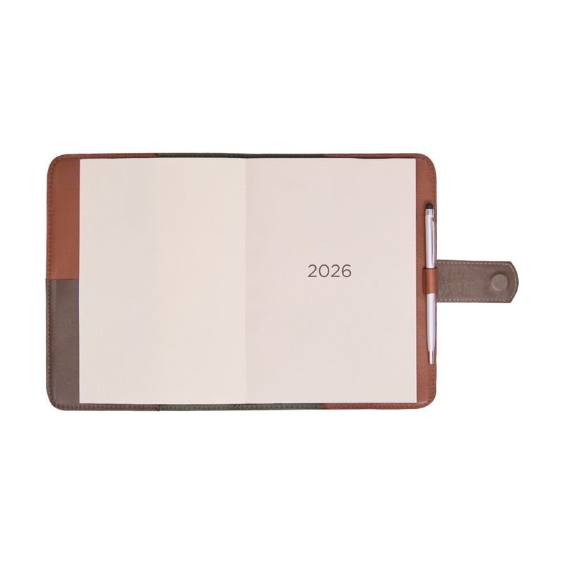 AGENDA_SEMANAL_COURO_LINGUETA_15_5_X_21_COM_CANETA_2026_MOGNO_MILITAR_AG1857_PAPEL_CRAFT_08