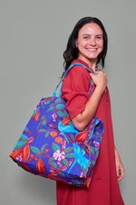 BOLSA_TURISTA_QUADRADA_COM_LENCO_TURISTA_2026_CEU_DE_CACAU_CO3162_PAPEL_CRAFT_1