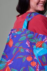 BOLSA_TURISTA_QUADRADA_COM_LENCO_TURISTA_2026_CEU_DE_CACAU_CO3162_PAPEL_CRAFT_2