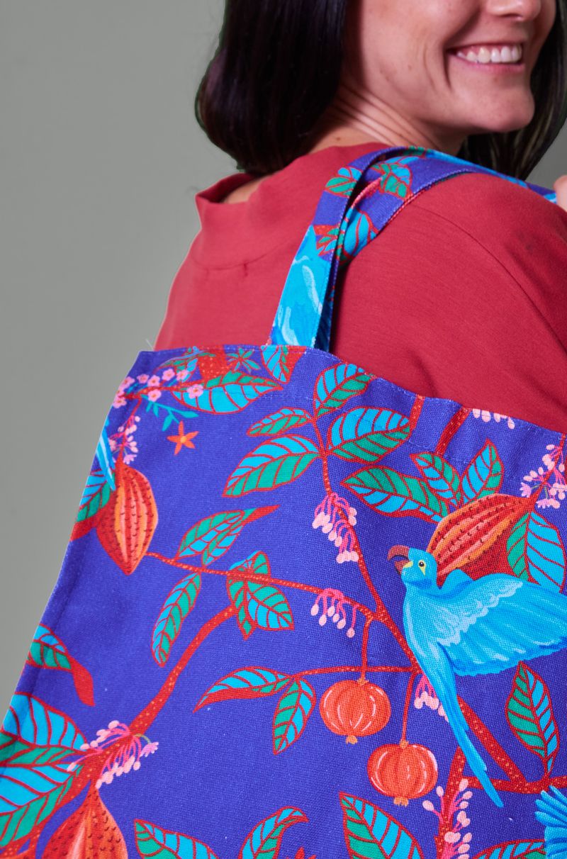 BOLSA_TURISTA_QUADRADA_COM_LENCO_TURISTA_2026_CEU_DE_CACAU_CO3162_PAPEL_CRAFT_2