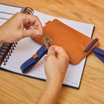 KIT_NECESSAIRE_COURO_MINI_CHAVEIRO_ORANGE_COM_BIC_CO3127_PAPEL_CRAFT_2