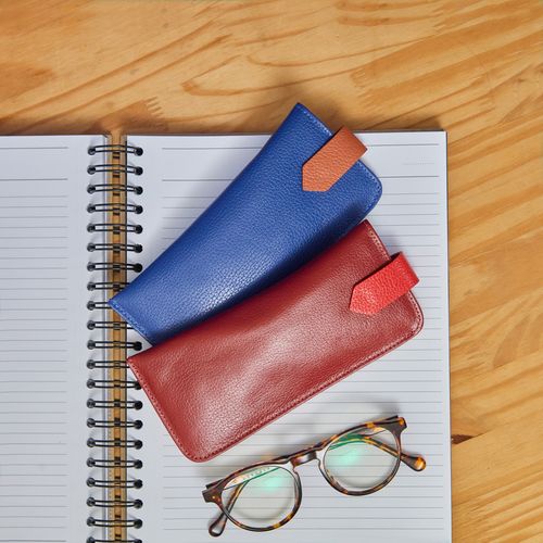 Porta-Óculos Couro
NAVY/CERAMICA