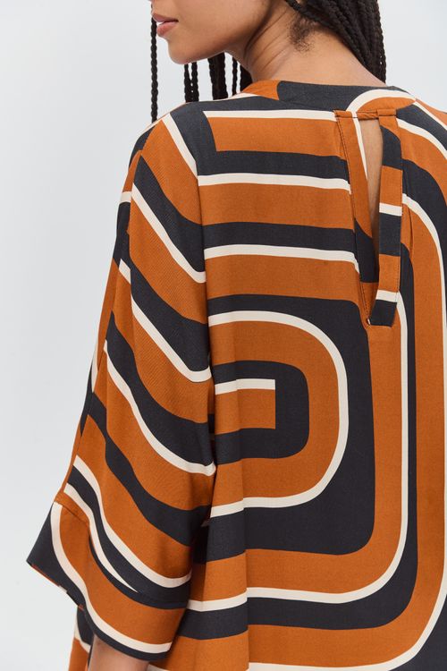 Blusa Estampada Nina Detalhe Costas ONDA GRÁFICA
