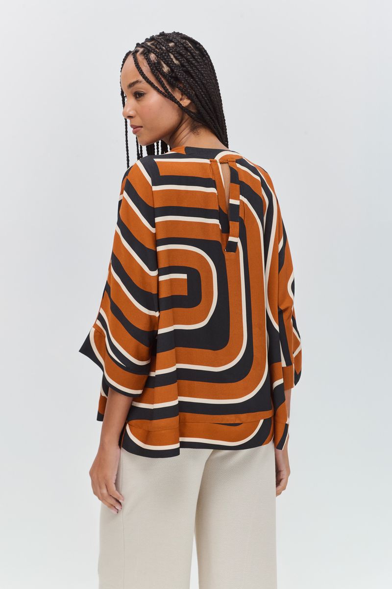 BLUSA_ESTAMPADA_NINA_COM_DETALHE_E_BOTAO_COSTAS_ONDA_GRAFICA_ROU2330_PAPEL_CRAFT_3