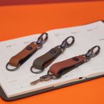 CHAVEIRO_2_CORES_MOSQUETAO_CARAMELO_COM_PRETO_CO2928_PAPEL_CRAFT_2