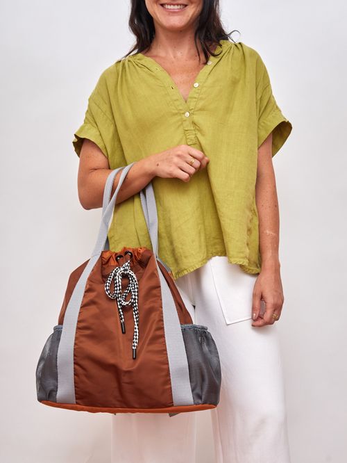 BOLSA TIPO MOCHILA NYLON CHOCO/CINZA/AVELA