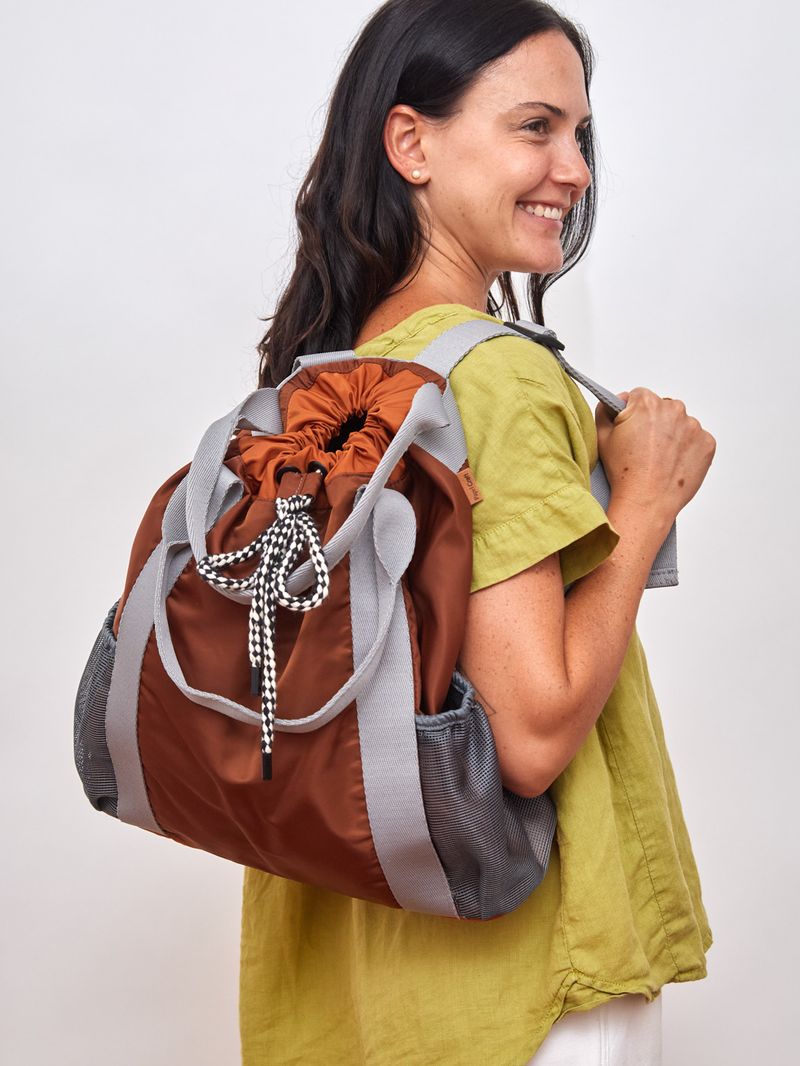 BOLSA_TIPO_MOCHILA_NYLON_CHOCO_CINZA_AVELA_CO3172_PAPEL_CRAFT_3