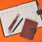 AGENDA_SEMANAL_COURO_LINGUETA_15_5_X_21_COM_CANETA_2026_MOGNO_MILITAR_AG1857_PAPEL_CRAFT_2