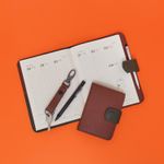 AGENDA_COURO_LINGUETA_PESPONTO_SEMANAL_MINI_COM_CANETA_MOGNO_MILITAR_AG1854_PAPEL_CRAFT_2