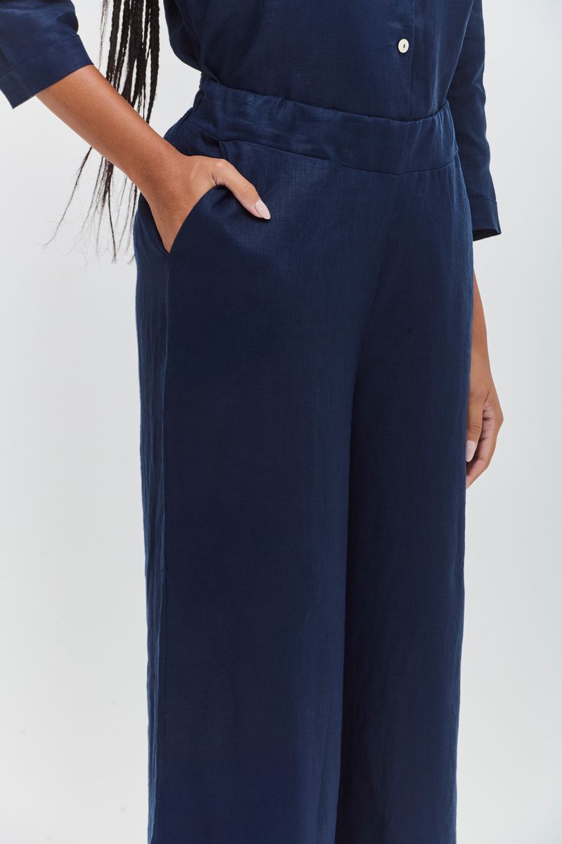 CALCA_LINHO_COM_RECORTE_NA_BARRA_MADEIRA_MARINHO_ROU2274_PAPEL_CRAFT_2