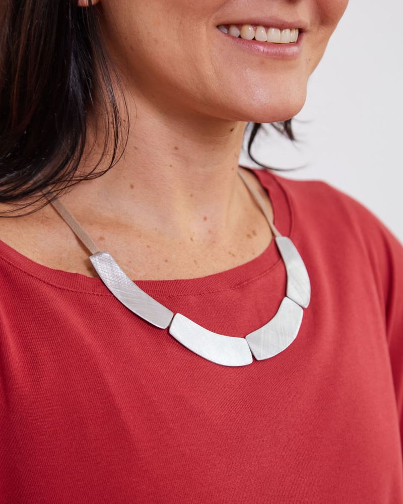 COLAR_ALUMINIO_E_COURO_PASSEIO_ROU2321_PAPEL_CRAFT_3