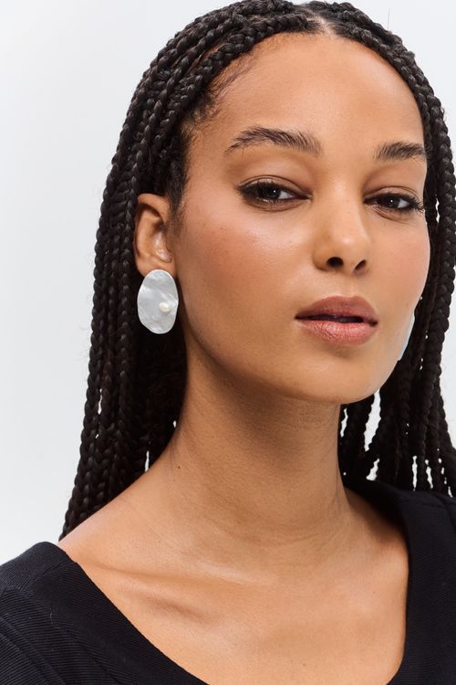 Brinco Alumínio e Perola Doce Oval Amassado PRATA FOSCO