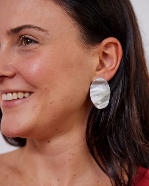 Brinco Alumínio e Perola Doce Oval Amassado PRATA FOSCO