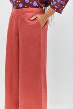 CALCA_LINHO_COM_RECORTE_NA_BARRA_MADEIRA_MADEIRA_ROU2274_PAPEL_CRAFT_2