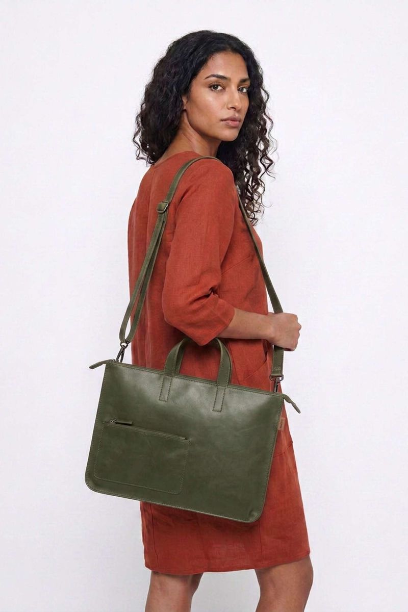 BOLSA_COURO_LAPTOP_COM_BOLSO_VERDE_CO3190_PAPEL_CRAFT_2