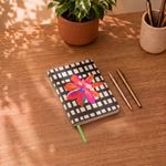 CADERNO_COSTURADO_SINGER_A6_XADREZ_FLORAL_BEBEL_CA2950_PAPEL_CRAFT_2
