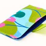 PORTA_OCULOS_LONA_HORIZONTAL_LINGUETA_COURO_FLORAL_JUAMORA_CO3062_PAPEL_CRAFT_5