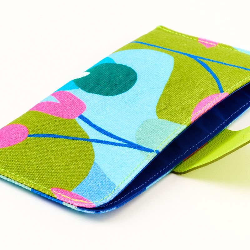 PORTA_OCULOS_LONA_HORIZONTAL_LINGUETA_COURO_FLORAL_JUAMORA_CO3062_PAPEL_CRAFT_5