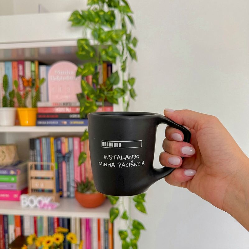 CANECA_380ML_FOSCA_FRASES_INSTALANDO_MINHA_PACIENCIA_HO1533_PAPEL_CRAFT_2